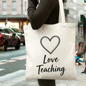 Vue détaillée du grand sac cabas en toile avec impression Love Teaching pour un usage quotidien.