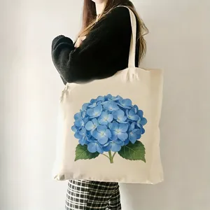Baumwoll-Tragetasche mit blauem Hortensien-Blumenmuster im Detail für den Alltag.