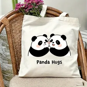 Detailansicht der niedlichen Panda gedruckten Segeltuchtasche auf einem stilvollen Korbstuhl.