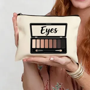 Gros plan détaillé de la trousse de maquillage crème avec un design de palette d'ombres.