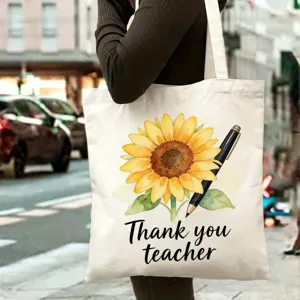 Vue détaillée d'un sac en toile avec tournesol aquarelle et texte enseignant dehors.