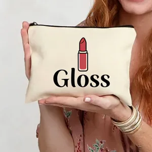 Vue détaillée d'une trousse de maquillage en toile blanche avec joli motif et texte.
