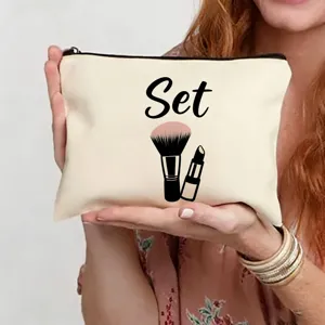 Vue détaillée d'une pochette à cosmétiques en toile élégante avec imprimé pinceau quotidien.