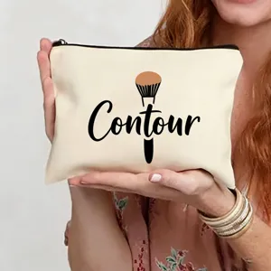 Vue rapprochée de la trousse de maquillage en toile beige avec impression pinceau contour.
