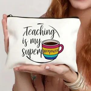 Vista dettagliata della pochette in tela bianca con grafica citazione insegnante.