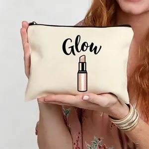 Gros plan détaillé de la trousse de maquillage en toile avec imprimé rouge à lèvres.