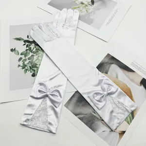 Longs gants en satin blanc avec nœud délicat et détail en dentelle, accessoires de mariée.