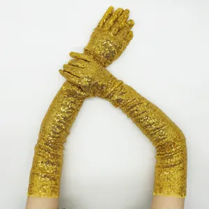 Nahaufnahme glänzender goldener Pailletten Langehandschuhe für Partykostüm Detail