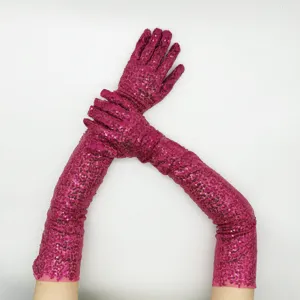 Detailansicht langer Paillettenhandschuhe in Magenta, glitzerndes Stoffdesign für Abendkleider Partys.