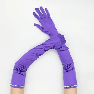 Lunghi guanti elasticizzati in satin con perle per feste in maschera e cosplay.