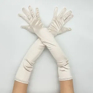 Lunghi guanti in satin con finiture di perle accessori costume stile anni 1920 per donne.