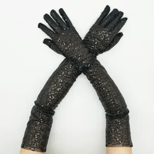 Nahaufnahme langer schwarzer Paillettenhandschuhe, glänzender Netzstoff für Abendpartys.