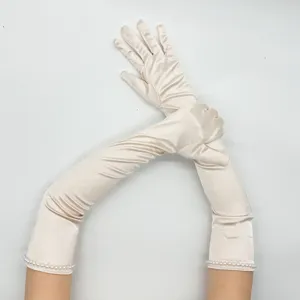 Vista dettagliata di lunghi guanti in satin con eleganti polsini di perle, perfetti per le serate.