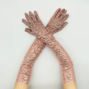 Nahaufnahme von glitzernden rosa Pailletten-Handschuhen, ideal für Partys und Abendkleider.