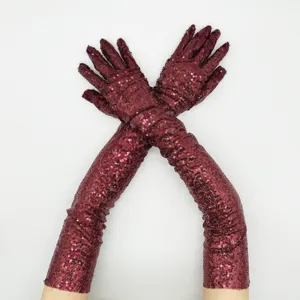 Detailansicht burgunderroter Pailletten-Opernhandschuhe, glitzernd für Abendpartys.