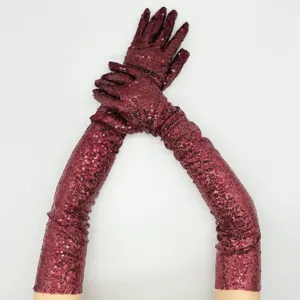 Nahaufnahme langer Pailletten-Handschuhe in Bordeaux, schimmernde Textur für elegante Partys.