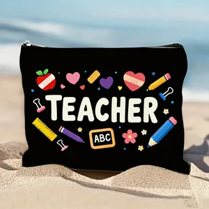 Gedetailleerd overzicht van make-tas met leraar thema, zwart tasje met schattig schoolpatroon.