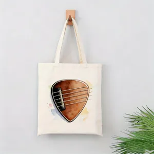 Detalle de primer plano del bolso tote de lona con un diseño de púa de guitarra.