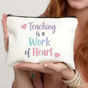 Primo piano di una borsa cosmetica bianca in tela con stampa per insegnante e uso quotidiano.