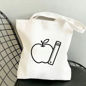 Detailansicht der weißen Canvas Tragetasche mit Apfel und Lineal Grafikdruck für den Alltag.