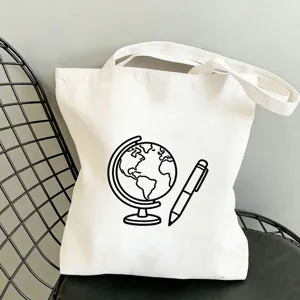 Nahaufnahme der weißen Segeltuch-Tragetasche mit niedlichem Globus- und Stift-Strichmuster.