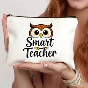 Pochette per trucco bianca in tela con stampa gufo e scritta insegnante per uso quotidiano