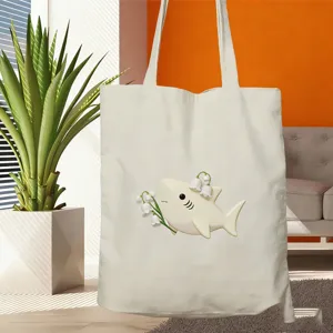 Detailansicht der cremefarbenen Segeltuchtasche mit süßem Haifisch-Druck für den täglichen Gebrauch.