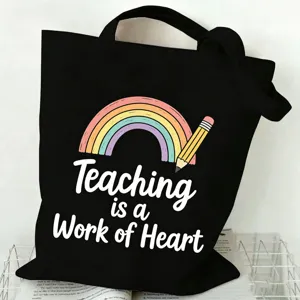 Detailansicht der schwarzen Stofftasche mit Regenbogen und Stift Motiv für Lehrer.