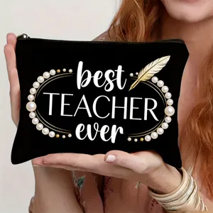 Detailansicht einer schwarzen Kosmetiktasche mit Lehrer Druck, perfektes Geschenk für Pädagogen.