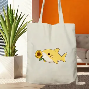 Detailansicht der niedlichen gelben Hai-Segeltuchtasche in einer gemütlichen Inneneinrichtung.
