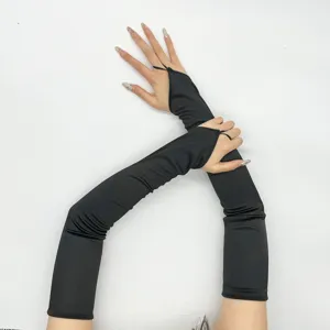 Elegante lange zwarte satijnen vingerloze handschoenen voor feestjes en bruidskleding.