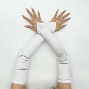 Detailopname van lange witte satijnen handschoenen zonder vingers, elegante avondaccessoire