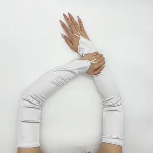 Lange witte satijnen handschoenen met vingerlussen, perfect voor bruiloften en feestjes.