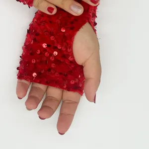 Guanti senza dita di paillettes rosse vista dettagliata, perfetti per Natale e cosplay.