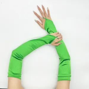 Lange groene satijnen handschoenen met vingerlus, elegant avondfeest bruids accessoire detail.