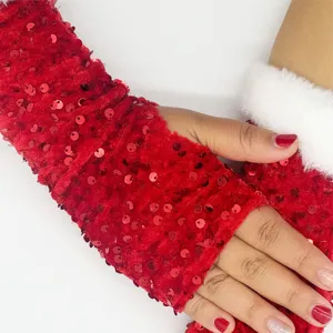 Dettaglio guanti senza dita di Natale con paillettes rosse, pelliccia sintetica, accessorio.