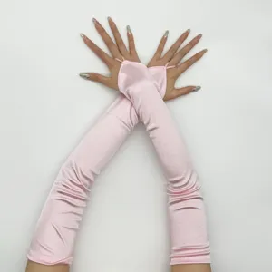 Gedetailleerd overzicht van lange roze satijnen handschoenen, gladde textuur en lus.