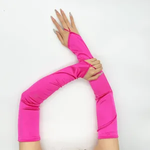 Gedetailleerd overzicht van lange roze satijnen handschoenen zonder vingers voor feestjes.