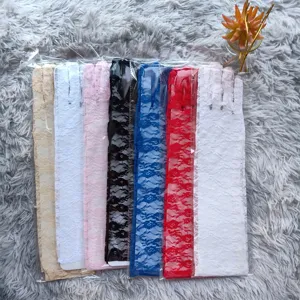 Gants de longue dentelle pour protection solaire d'ete, design floral elegant de mariage.