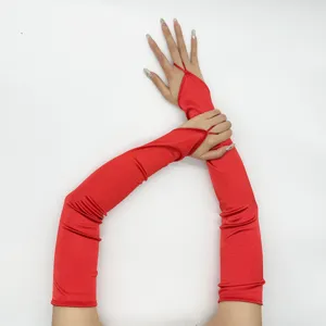 Gedetailleerd uitzicht op lange rode satijnen handschoenen met lus voor feestelijke avondkleding.