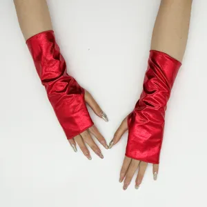 Rote metallische fingerlose kurze Handschuhe Detail, glänzendes Lackleder Kostüm Zubehör.