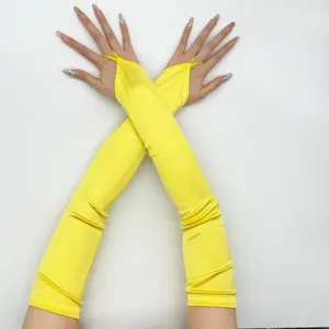 Lange gele satijnen vingerloze handschoenen detailopname, elegant avondfeest accessoire.