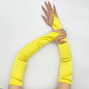Gele lange satijnen vingerloze handschoenen voor jaren 20 feest, bruidsjurk en zonbescherming.