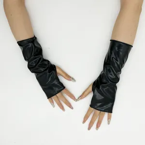 Nahaufnahme Detail schwarzer Lackleder fingerlose Handschuhe, glänzendes Kostümzubehör.