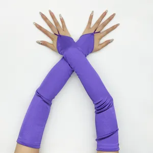 Lange paarse satijnen handschoenen met vingerlus, elegante 1920 stijl bruidsjurk en zonbescherming.