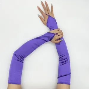 Gedetailleerd uitzicht op paarse lange satijnen handschoenen met vingerlussen, glad en elegant.