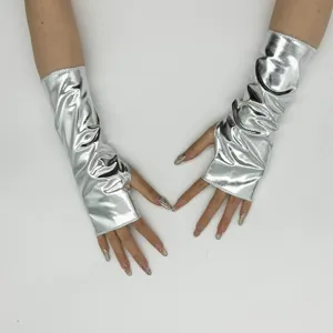 Detailaufnahme glänzender silberner fingerloser Handschuhe, ideal für Kostüm-Cosplays.