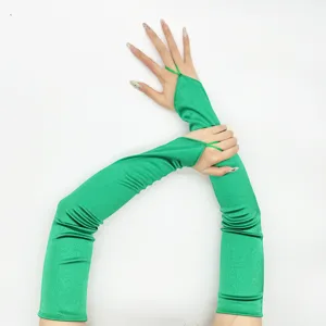 Lange groene satijnen vingerloze handschoenen gedetailleerd weergave van de stof.