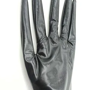 Primer plano de detalle de los guantes de cosplay de dedos largos con revestimiento metálico negro.