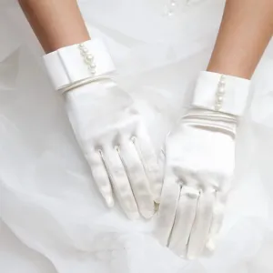 Squisiti guanti corti da sposa in raso bianco con delicati dettagli di perle e fiocco.